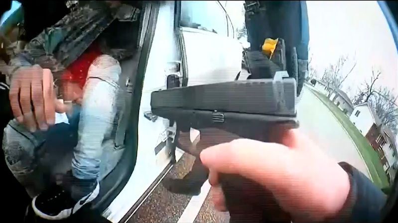 Smrt černocha u Minneapolisu: policistka omylem tasila pistoli místo paralyzéru